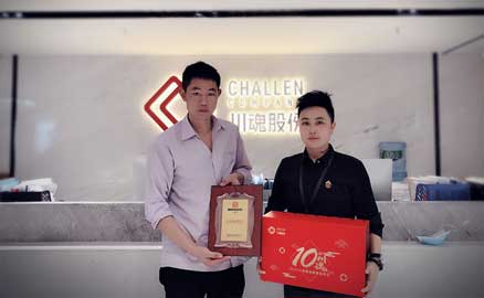 西藏的肖老板把冒菜和燒烤結合來做