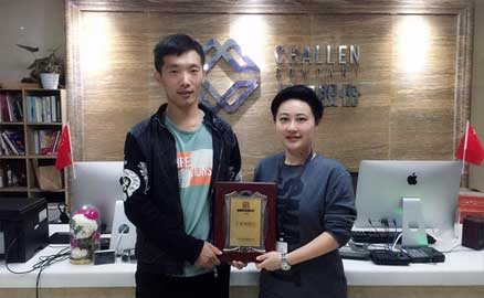 經(jīng)營(yíng)干鍋加盟店的申先生簽約帽牌貨冒菜