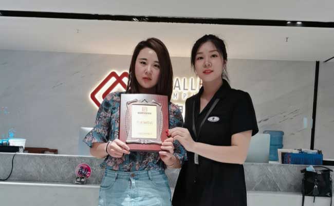 重慶的鄭女士簽約加盟帽牌貨冒菜