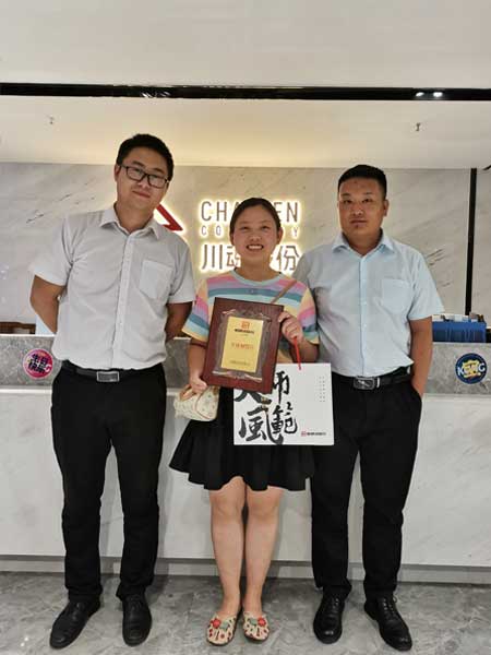 恭喜山西的姚女士簽約加盟帽牌貨冒菜