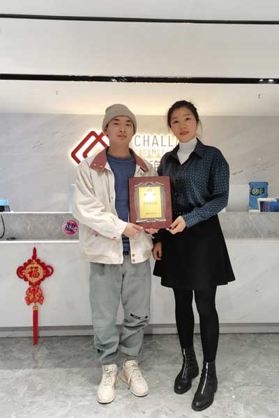 創業青年劉先生簽約加盟帽牌貨冒菜