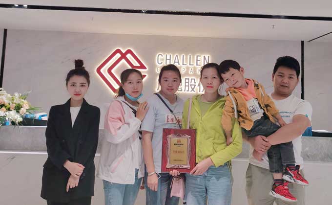 恭喜云南的左女士簽約帽牌貨冒菜加盟