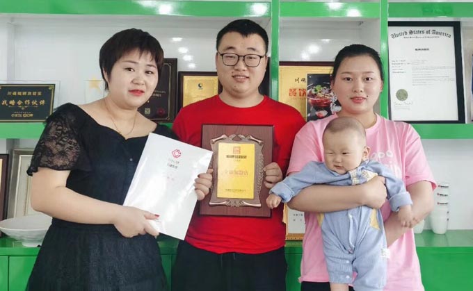 恭喜湖南的湯先生簽約加盟帽牌貨冒菜