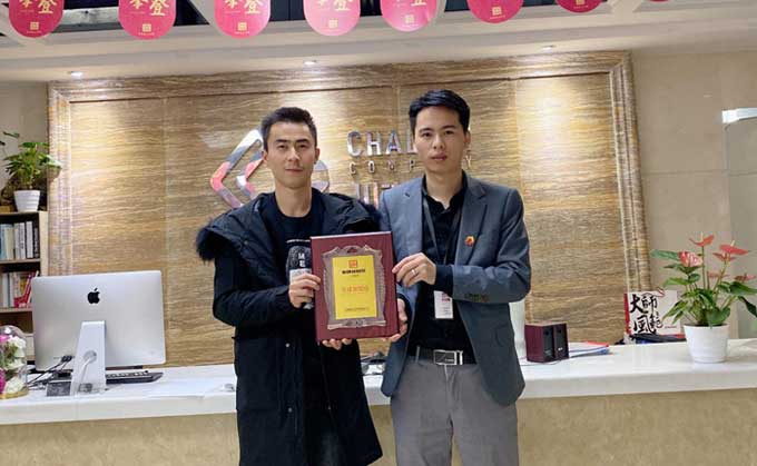 綿陽的何先生簽約帽牌貨冒菜加盟