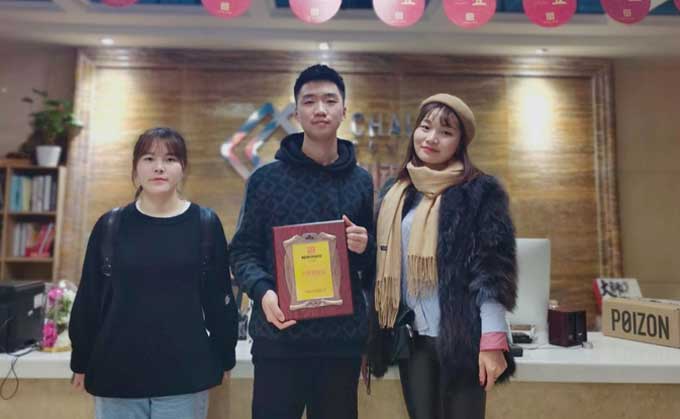 恭喜上海的劉女士姐妹簽約帽牌貨冒菜加盟品牌