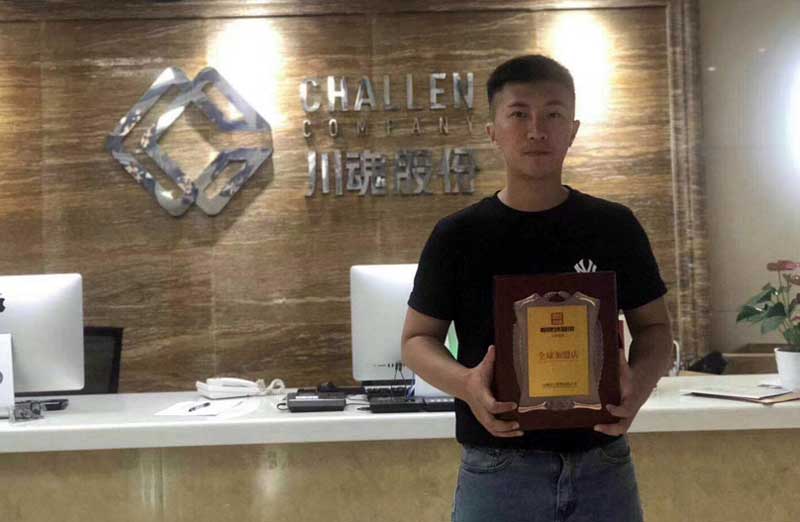 云南蒙自的簡先生簽約帽牌貨冒菜加盟