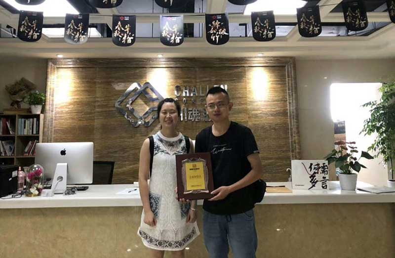 楊先生和胡女士與帽牌貨冒菜加盟簽約