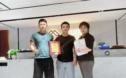 四川的鄭、汪先生簽約加盟帽牌貨冒菜