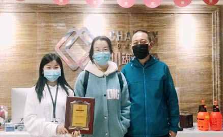 新疆的呂哥簽約帽牌貨冒菜加盟品牌