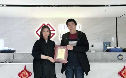 重慶銅梁的陳老板簽約加盟帽牌貨冒菜