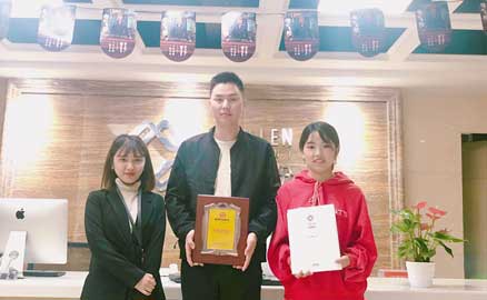 四川巴中的杜先生簽約帽牌貨冒菜加盟