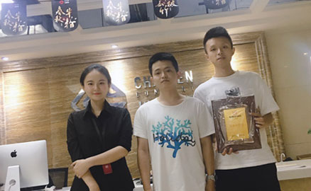 四川成都的周先生簽約帽牌貨冒菜加盟