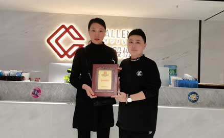 江蘇的劉女士簽約加盟帽牌貨冒菜