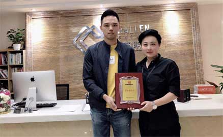 浙江的余老板簽約帽牌貨冒菜加盟店