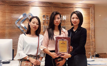 四川成都的羅女士簽約帽牌貨冒菜加盟