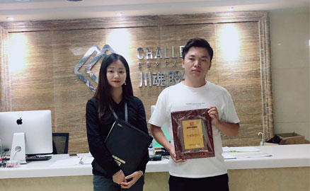 云南昆明的崔先生與帽牌貨冒菜加盟簽約