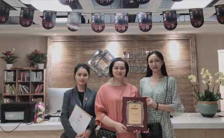 四川的楊女士簽約帽牌貨冒菜加盟