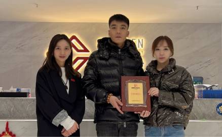 內蒙古房先生夫婦來到總部考察