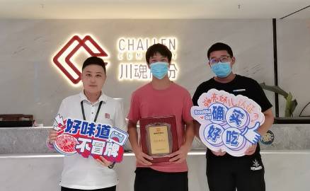 浙江的常先生經營著一家豬腳米線