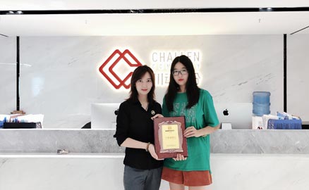 程女士選擇與帽牌貨一起乘風破浪