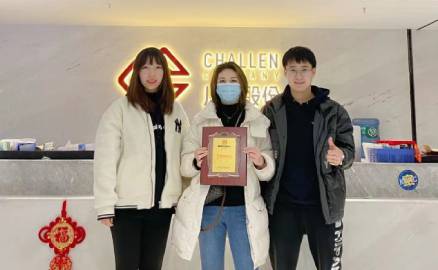 99年的田先生開年就來公司簽約合作