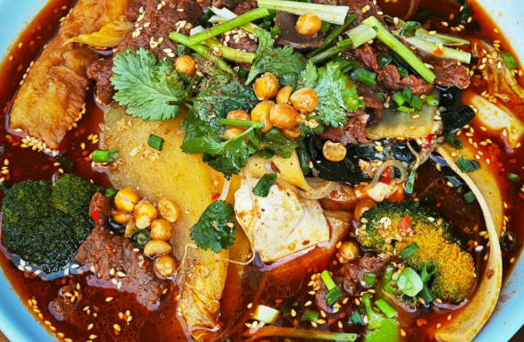 來(lái)成都吃冒菜必打卡！這家店憑啥火這么多年